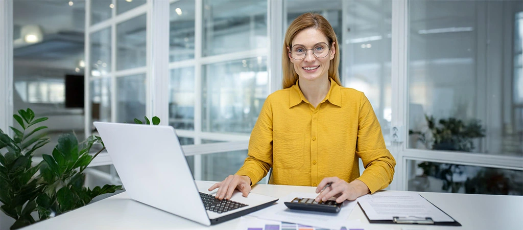 Tazminat hesaplayan ofis çalışanı kadın
